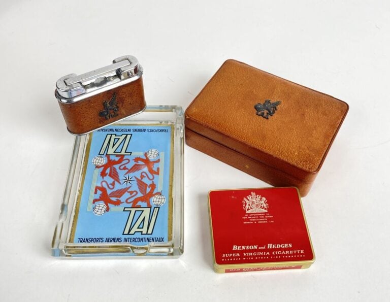 Pour la TAI (Transport Aériens Intercontinentaux) 4 pièces : briquet, cendrier,…