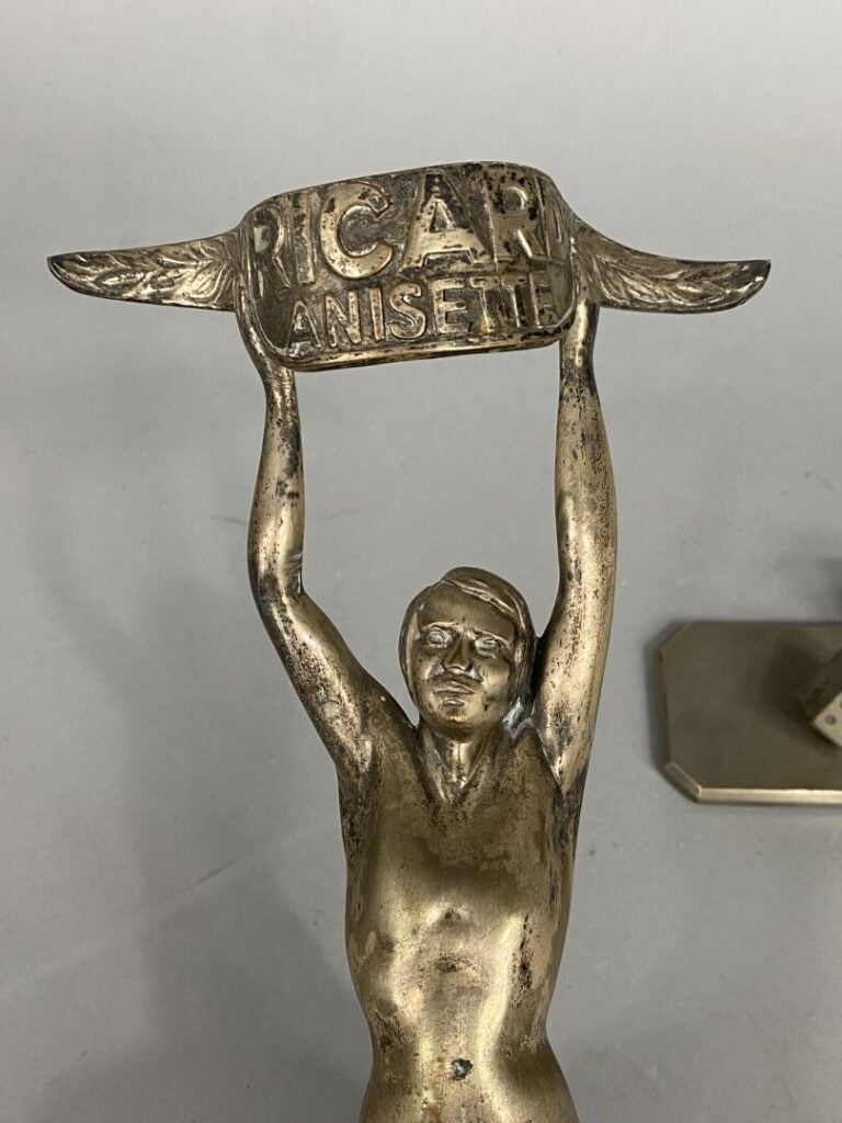 RICARD ANISETTE - Trophée sportif représentant un homme portant une couronne de…