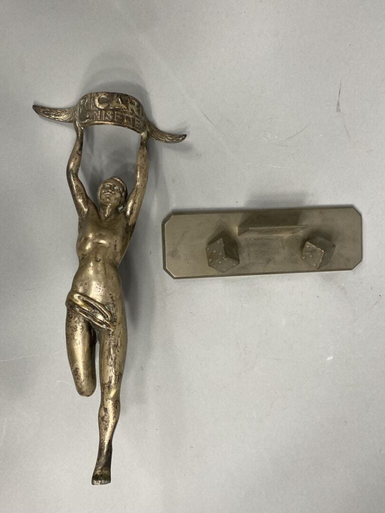 RICARD ANISETTE - Trophée sportif représentant un homme portant une couronne de…