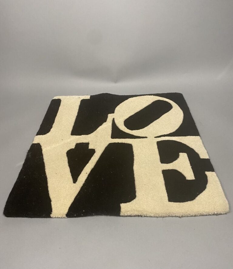 Robert INDIANA (1928-2018), d'après - Tapis "Love" en laine en noir et blanc -…