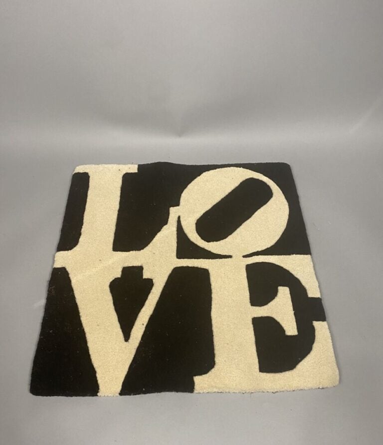 Robert INDIANA (1928-2018), d'après - Tapis "Love" en laine en noir et blanc -…