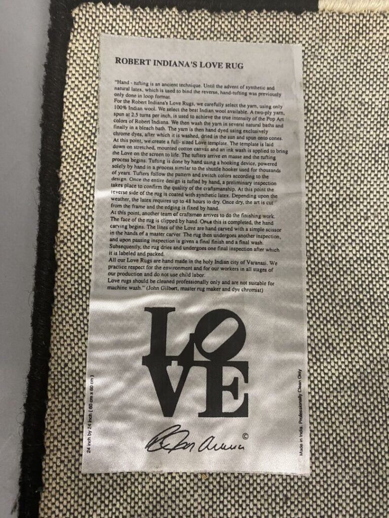 Robert INDIANA (1928-2018), d'après - Tapis "Love" en laine en noir et blanc -…
