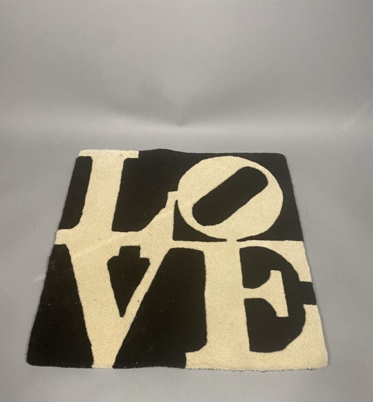 Robert INDIANA (1928-2018), d'après - Tapis "Love" en laine en noir et blanc -…