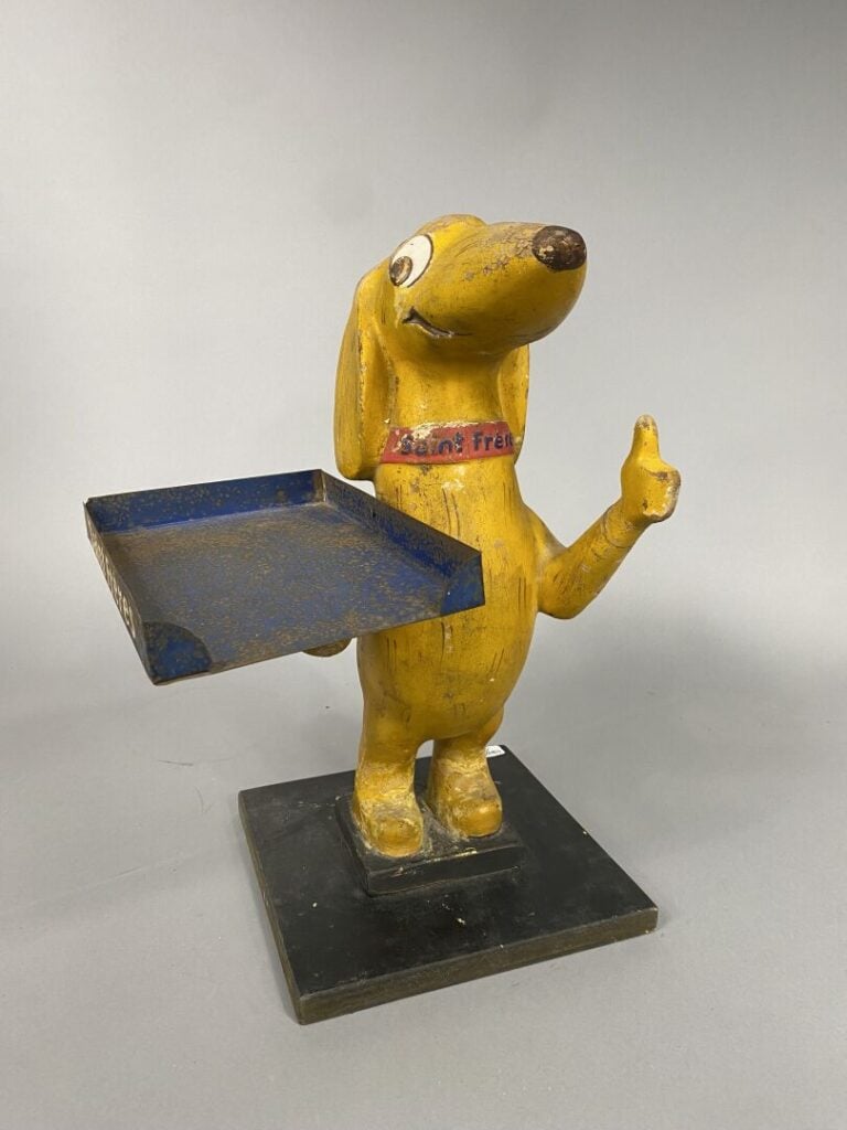 SAINT FRERES - Enseigne en bois et tôle émaillée représentant un chien - H : 43…