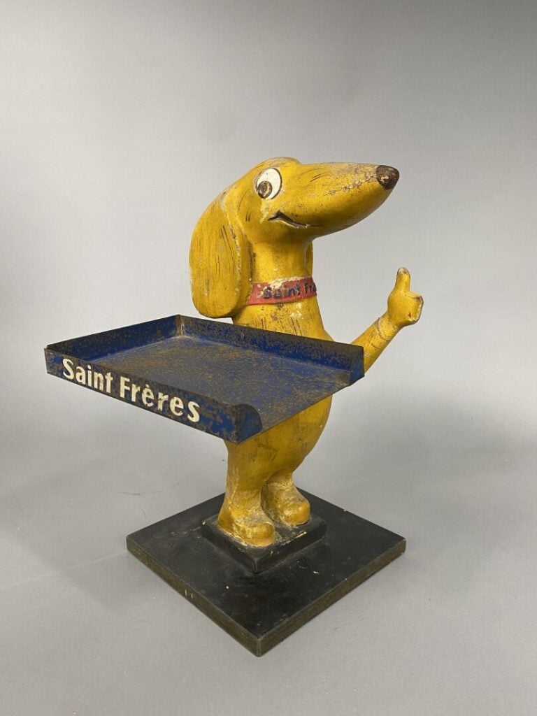 SAINT FRERES - Enseigne en bois et tôle émaillée représentant un chien - H : 43…