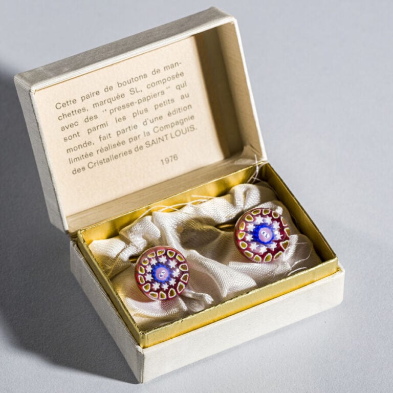 Saint-Louis. Paire de boutons de manchettes signée SL, à motif de cercle de can…