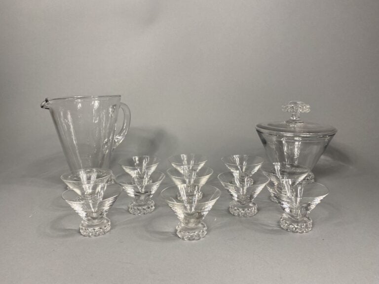 SAINT LOUIS - Partie de service de verres en cristal comprenant onze verres sur…