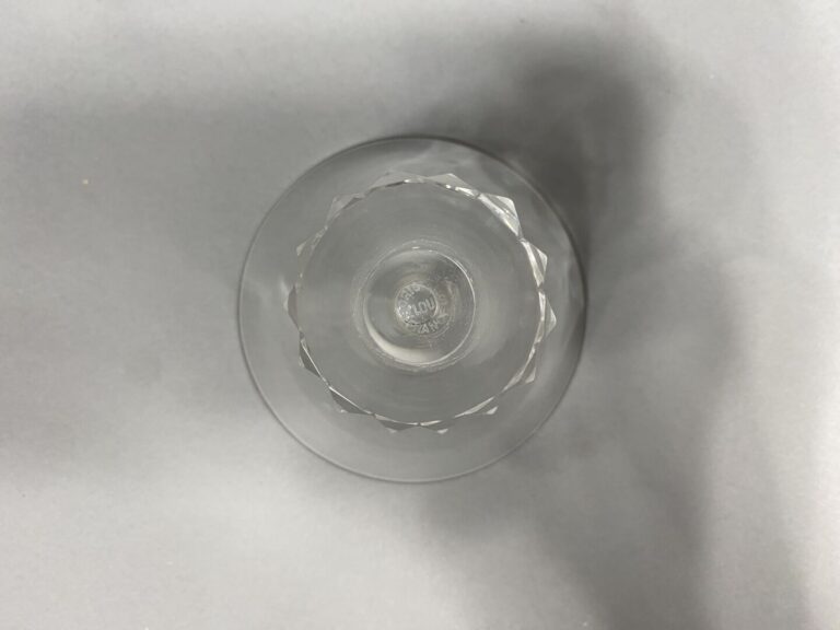 SAINT LOUIS - Partie de service de verres en cristal comprenant onze verres sur…