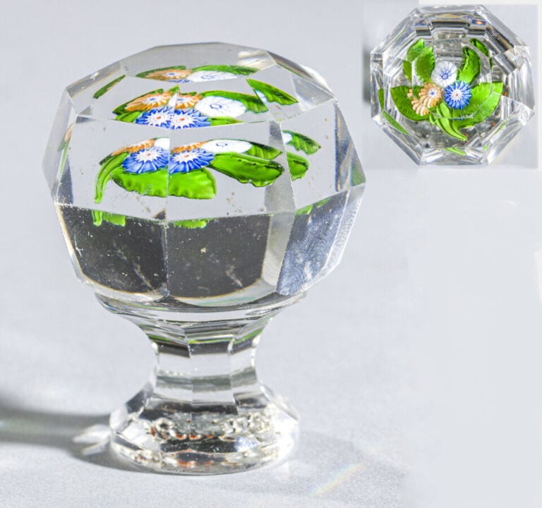 Saint-Louis. Sceau en cristal taillé à facettes orné en inclusion d'un bouquet…