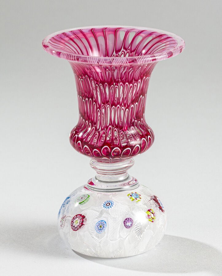 Saint-Louis. Vase de papetier sur presse-papiers signé et daté SL 1977, le vase…