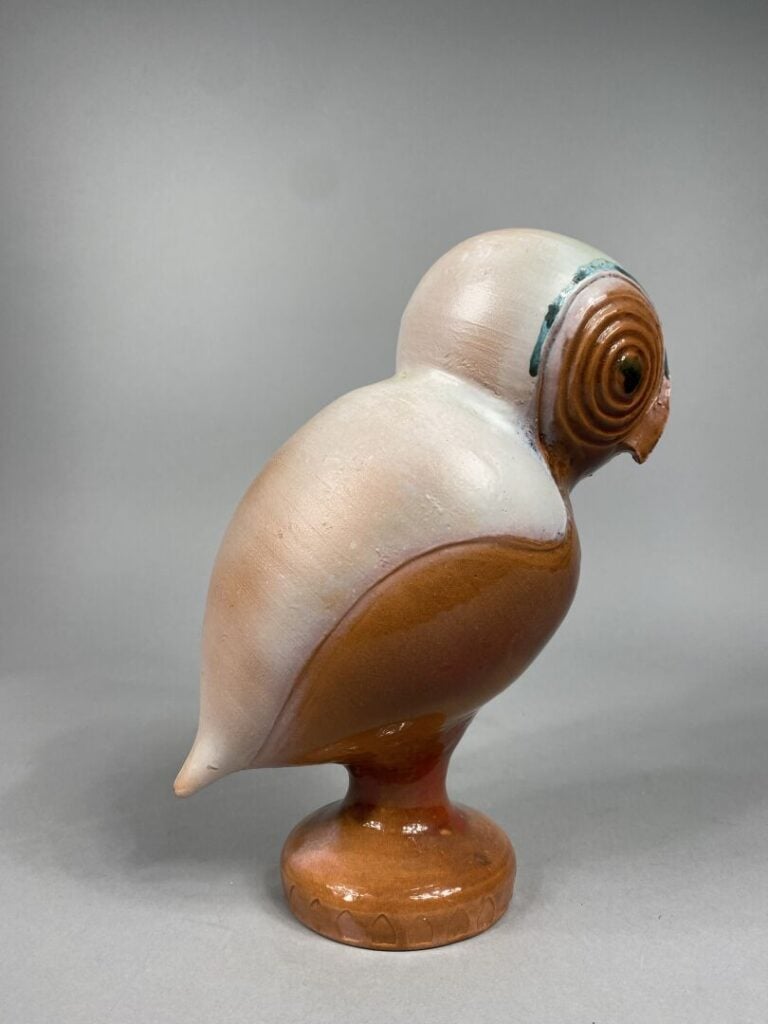 Sculpture en terre cuite figurant une chouette dans les tons marron - H : 29.5…