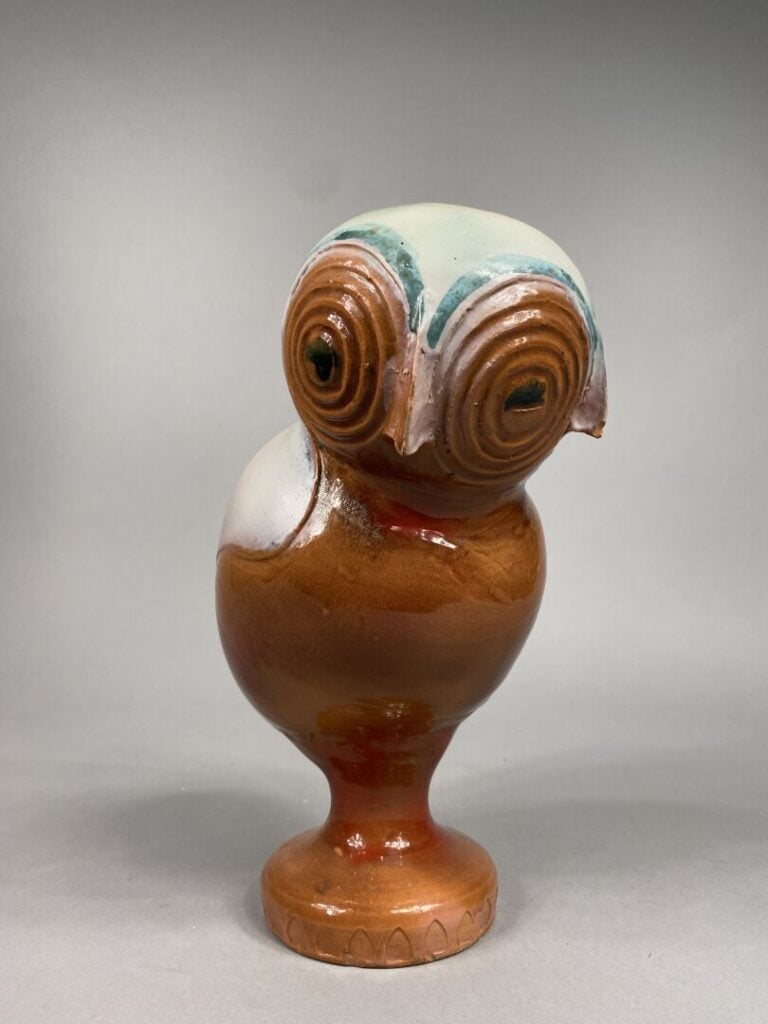 Sculpture en terre cuite figurant une chouette dans les tons marron - H : 29.5…