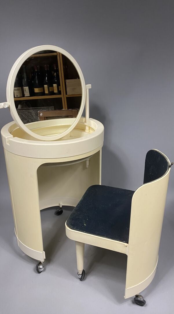 Silvi FANINI (XXe) et studio Kastalia SILVI - Coiffeuse comprenant une chaise e…