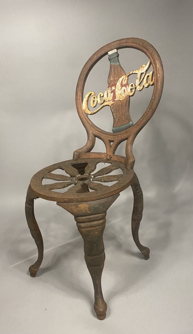 Suite de trois chaises de jardin en fonte peinte et siglées de la maison Coca-C…