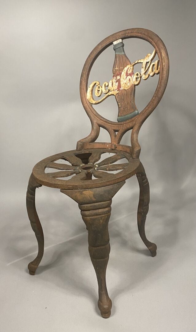 Suite de trois chaises de jardin en fonte peinte et siglées de la maison Coca-C…