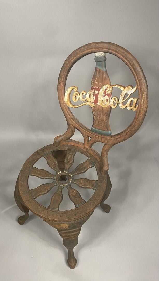Suite de trois chaises de jardin en fonte peinte et siglées de la maison Coca-C…