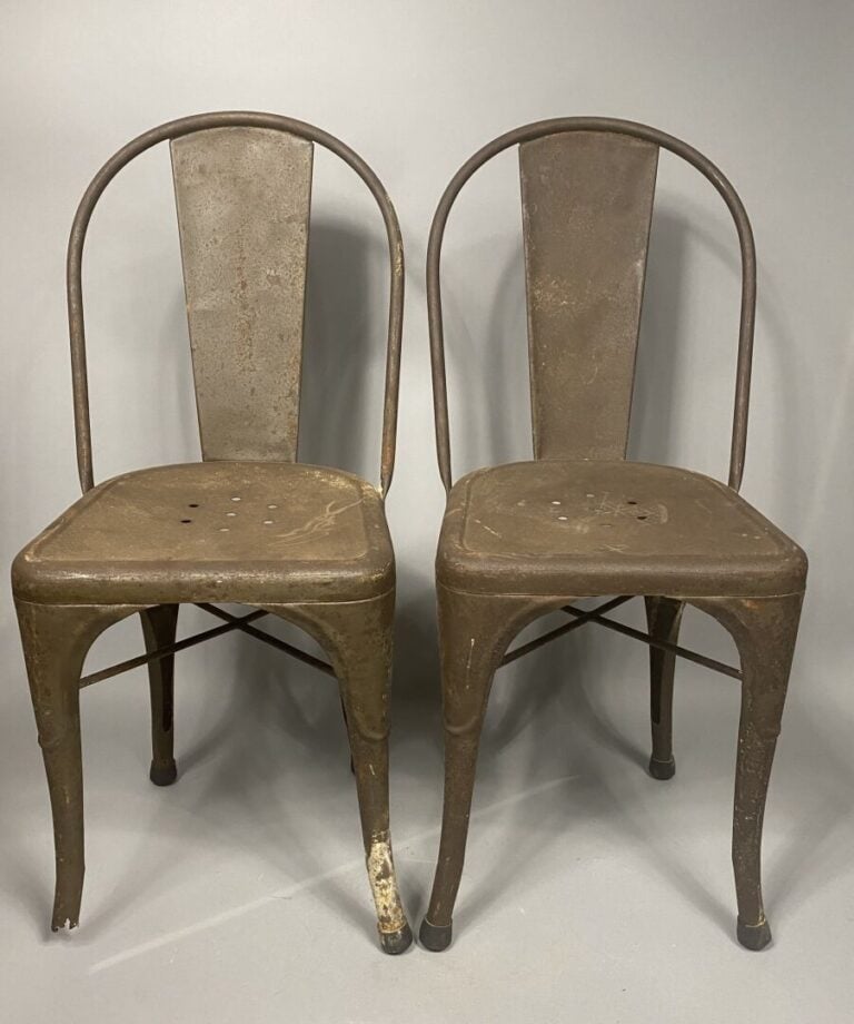 Suite de trois chaises de jardin en fonte peinte et siglées de la maison Coca-C…