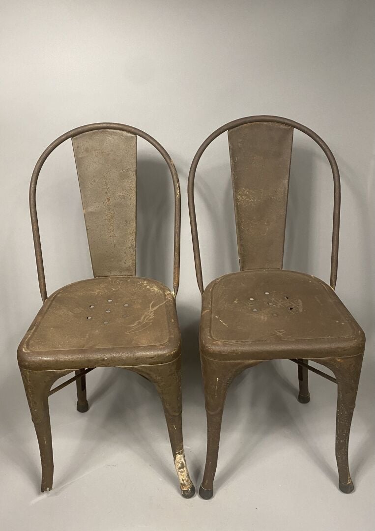 Suite de trois chaises de jardin en fonte peinte et siglées de la maison Coca-C…