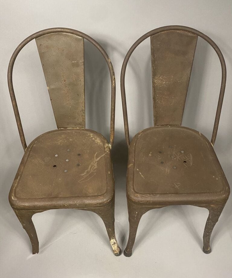 Suite de trois chaises de jardin en fonte peinte et siglées de la maison Coca-C…