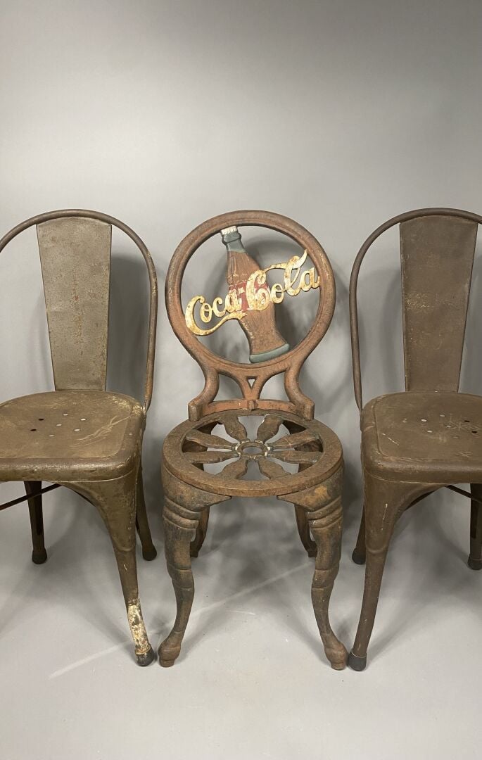 Suite de trois chaises de jardin en fonte peinte et siglées de la maison Coca-C…