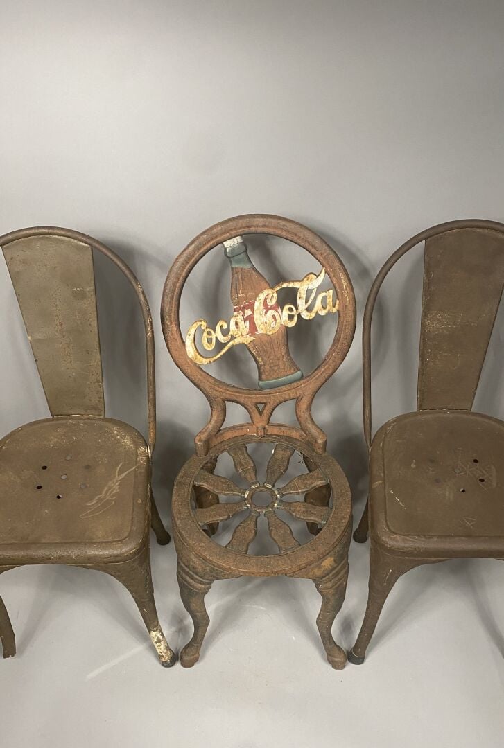 Suite de trois chaises de jardin en fonte peinte et siglées de la maison Coca-C…
