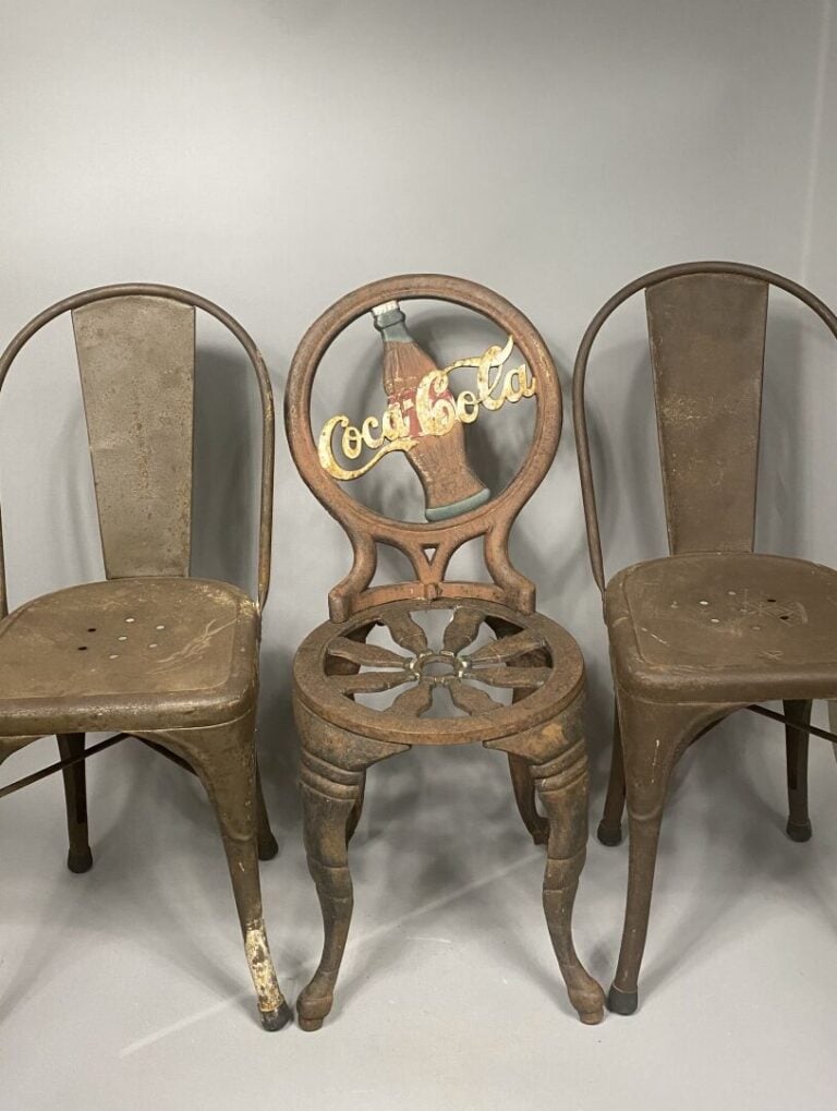 Suite de trois chaises de jardin en fonte peinte et siglées de la maison Coca-C…
