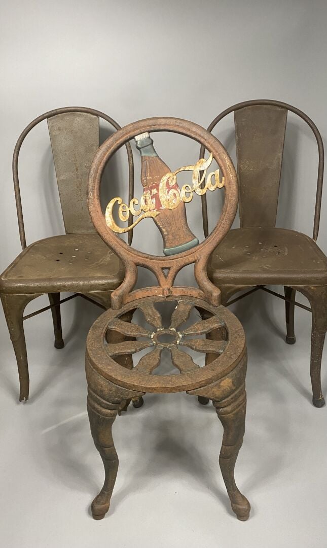 Suite de trois chaises de jardin en fonte peinte et siglées de la maison Coca-C…