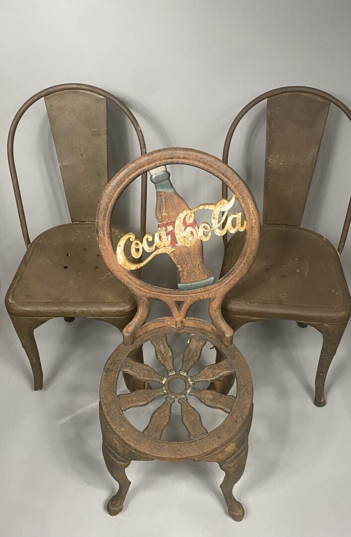 Suite de trois chaises de jardin en fonte peinte et siglées de la maison Coca-C…