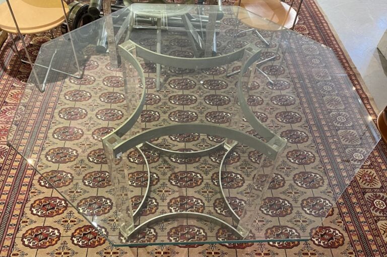 Table à plateau octogonal en verre fumé, piétement en plexiglas et métal argent…