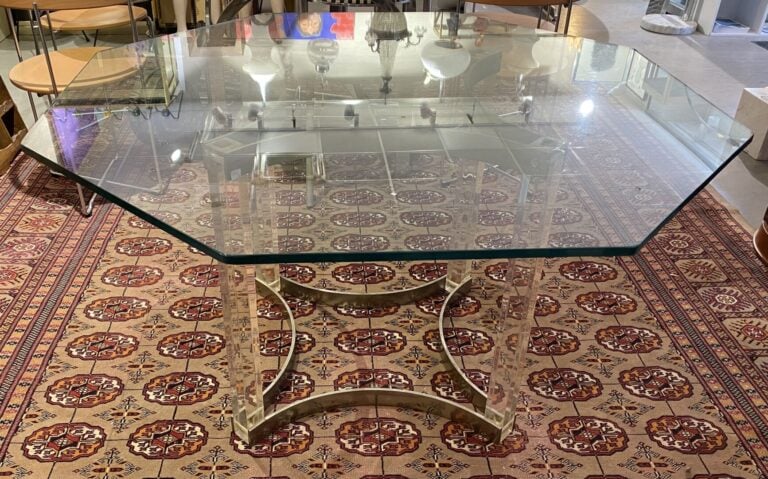 Table à plateau octogonal en verre fumé, piétement en plexiglas et métal argent…