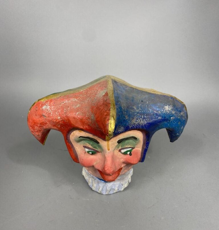 Tête d'Arlequin en papier mâché polychrome - H : 31 cm - (taches)