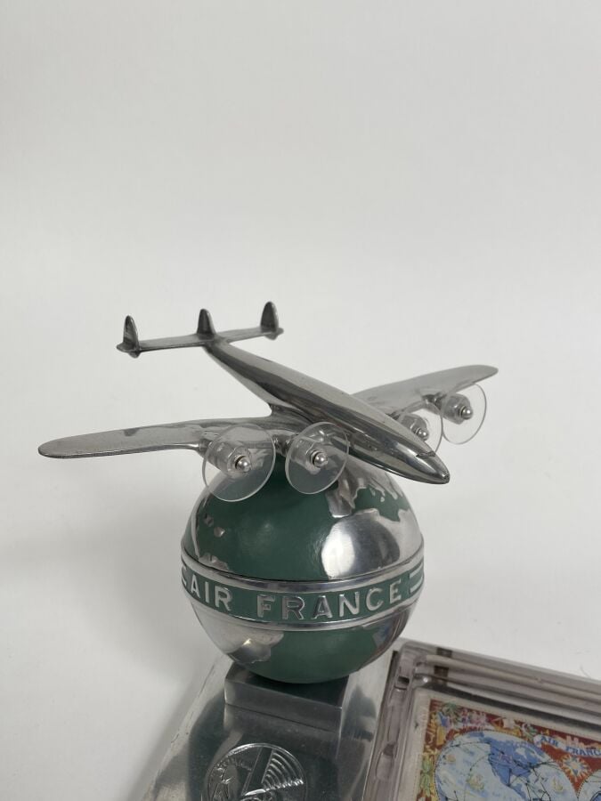 Trophée Air France avec mappemonde surmontée d'un Constellation et d'un cendrie…