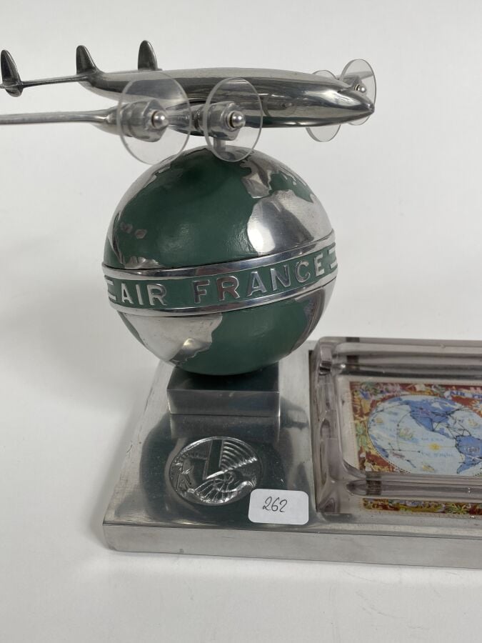 Trophée Air France avec mappemonde surmontée d'un Constellation et d'un cendrie…