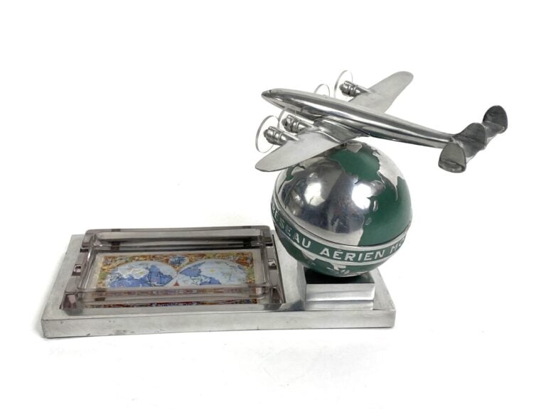 Trophée Air France avec mappemonde surmontée d'un Constellation et d'un cendrie…