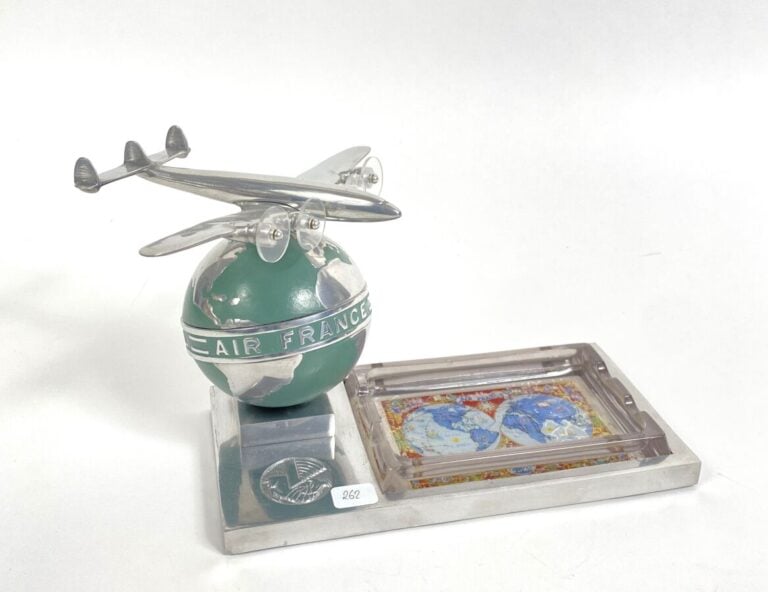 Trophée Air France avec mappemonde surmontée d'un Constellation et d'un cendrie…