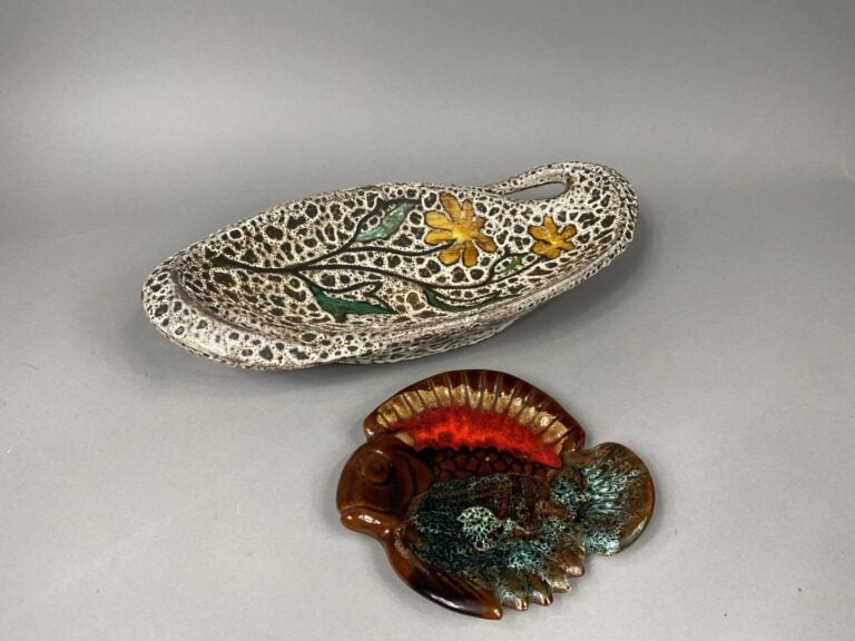 VALLAURIS - Corbeille de fruits en céramique polychrome à décor de fleurs - Lon…