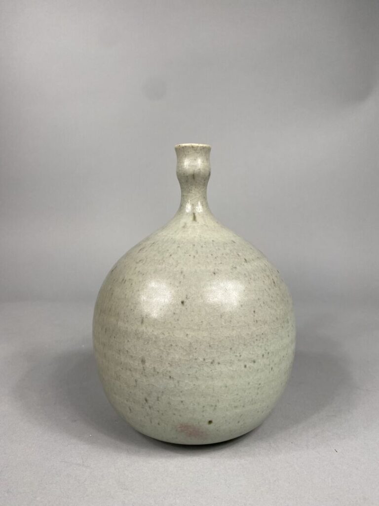 Vase boule en terre cuite émaillée à col étroit dans les tons gris à décor légè…