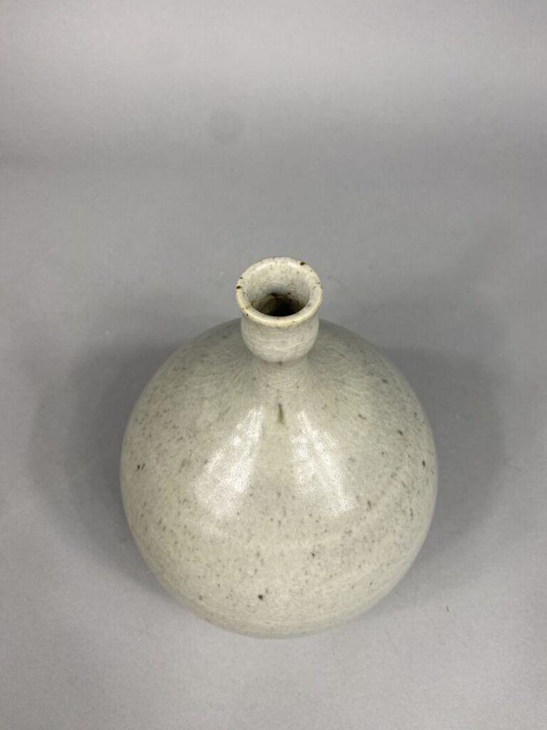 Vase boule en terre cuite émaillée à col étroit dans les tons gris à décor légè…