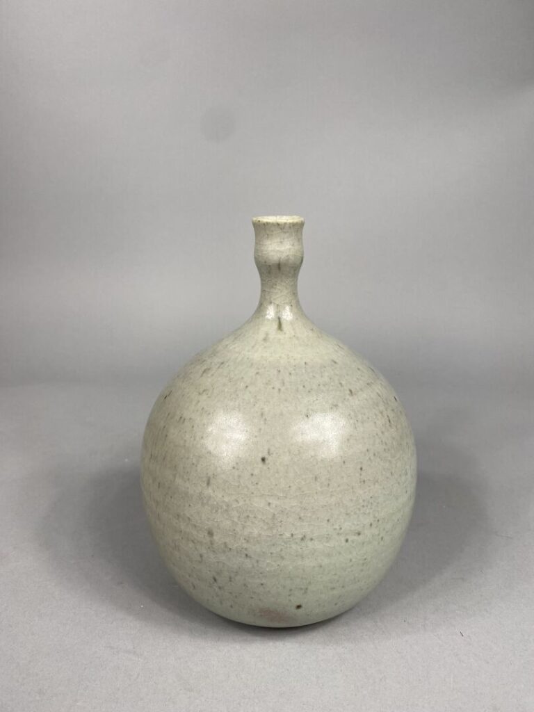 Vase boule en terre cuite émaillée à col étroit dans les tons gris à décor légè…