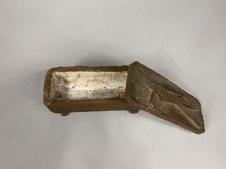 Vera KAPISODA (XXe) - Boîte couverte en grès à décor de motifs géométriques en…