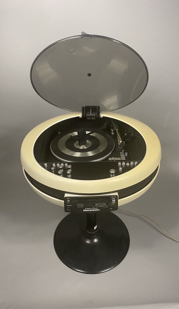 WELTRON - Chaîne-hifi modèle 2007 de forme soucoupe en plastique blanc et plexi…