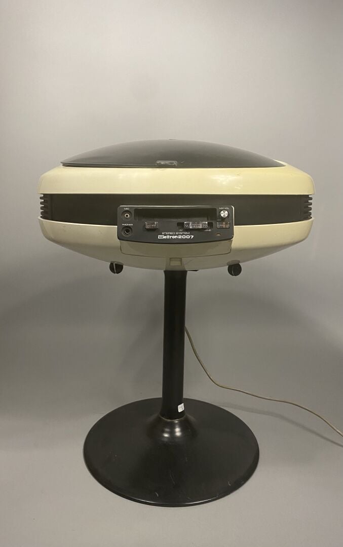 WELTRON - Chaîne-hifi modèle 2007 de forme soucoupe en plastique blanc et plexi…