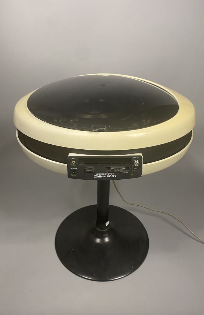 WELTRON - Chaîne-hifi modèle 2007 de forme soucoupe en plastique blanc et plexi…