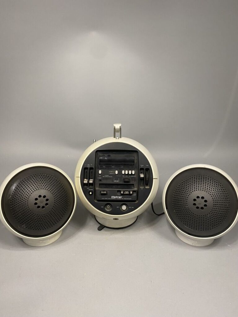 WELTRON, modèle 2001 - Radio-cassette en plastique crème de forme ronde, pivota…