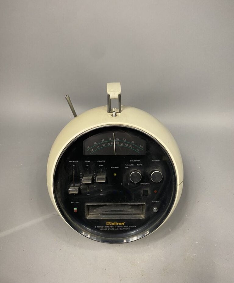 WELTRON, modèle 2001 - Radio-cassette "Spaceball" en plastique crème de forme r…