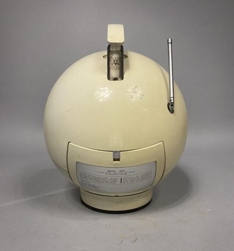 WELTRON, modèle 2001 - Radio-cassette "Spaceball" en plastique crème de forme r…