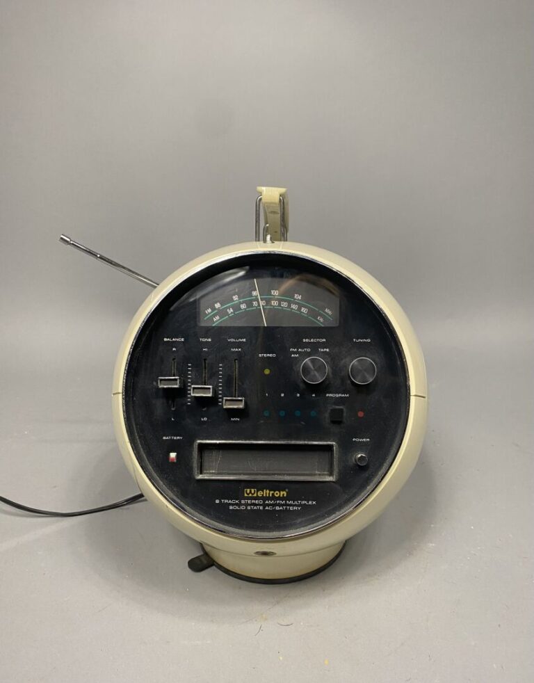WELTRON, modèle 2001 - Radio-cassette "Spaceball" en plastique crème de forme r…