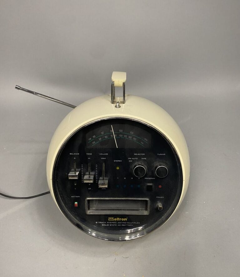 WELTRON, modèle 2001 - Radio-cassette "Spaceball" en plastique crème de forme r…