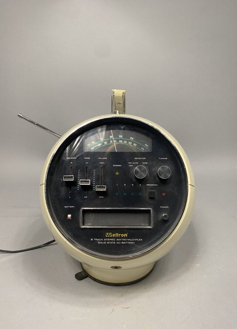 WELTRON, modèle 2001 - Radio-cassette "Spaceball" en plastique crème de forme r…