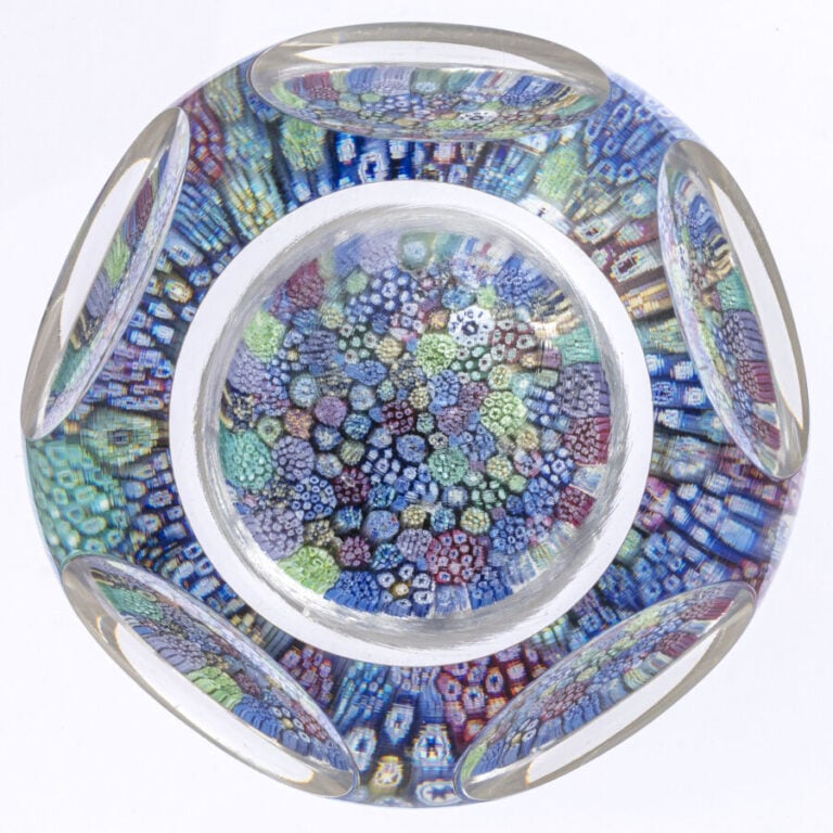 Whitefriars. Presse-papiers daté 1974, à motif de millefiori compact de cannes…
